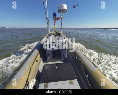 14. August 2014 - arbeitet ein unbemanntes sieben Meter Festrumpf Schlauchboot autonom auf dem James River in Newport News, V Stockfoto