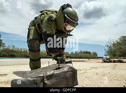 18. Mai 2016 - inspiziert eine Explosive Ordnance Beseitigung (EOD) Techniker eine simulierte improvisierte Explosive Vorrichtung (IED) während Exe Stockfoto