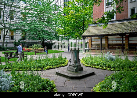 Die kleine Grünfläche namens "Postman es Park" zwischen König Edward Street, Little Britain und Angel Street, in der Nähe von St. Pauls. Stockfoto