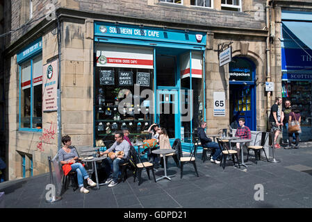 Gäste außerhalb der Southern Cross Cafe in Edinburghs Cockburn Street die Sommer-Sonne zu genießen. Stockfoto