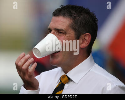 Annan Athletic Manager Jim Chapman beim Spiel gegen die Rangers während der Betfred Cup, Gruppe F Spiel im Ibrox Stadium, Glasgow. Stockfoto