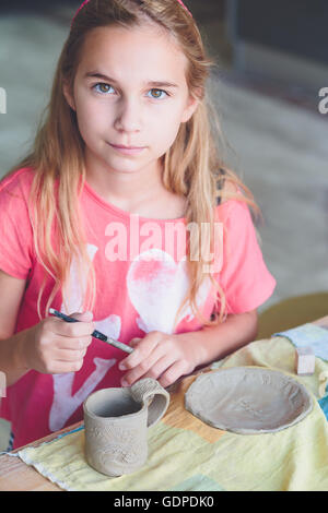 Mädchen, die ihre ersten Töpfern in Keramik-Werkstatt Stockfoto