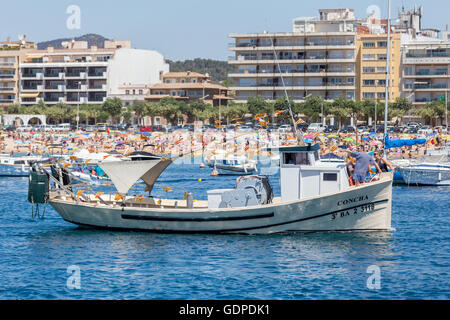 Nautische Prozession der Virgen del Carmen (Heiliger der Seefahrer) mit Fischerboote an der Küste des Dorfes Pala Stockfoto