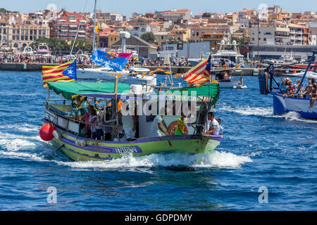 Nautische Prozession der Virgen del Carmen (Heiliger der Seefahrer) mit Fischerboote an der Küste des Dorfes Pala Stockfoto