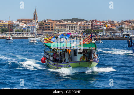 Nautische Prozession der Virgen del Carmen (Heiliger der Seefahrer) mit Fischerboote an der Küste des Dorfes Pala Stockfoto