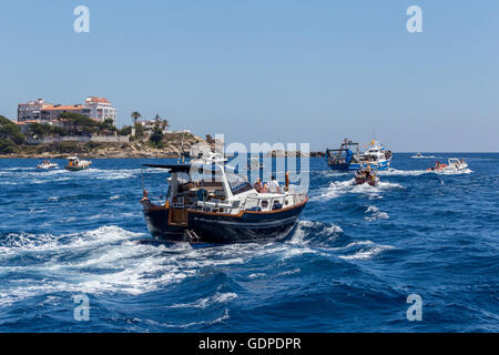 Nautische Prozession der Virgen del Carmen (Heiliger der Seefahrer) mit Fischerboote an der Küste des Dorfes Pala Stockfoto