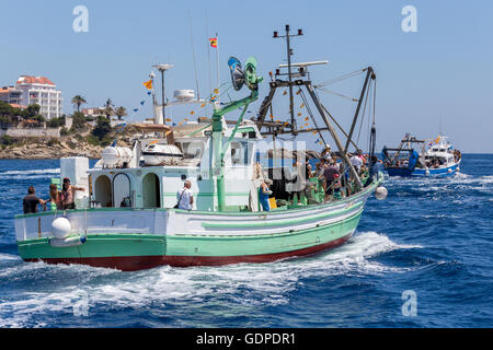 Nautische Prozession der Virgen del Carmen (Heiliger der Seefahrer) mit Fischerboote an der Küste des Dorfes Pala Stockfoto