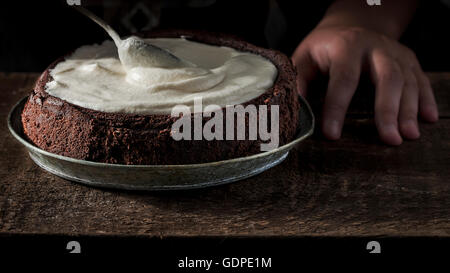 Mississippi Mud Pie mit Schokostückchen und Sahne obendrauf hautnah Stockfoto