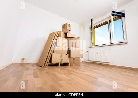 Kartons in einer leeren Wohnung. Umzug in eine neue Wohnung Sackkarre Stockfoto