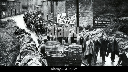 JARROW März Oktober 1936. Arbeitslose Männer aus der nordöstlichen Tyneside Jarrow auf ihrem Marsch nach London unter der Leitung von einer kleinen Gruppe auf Mundharmonikas. Stockfoto