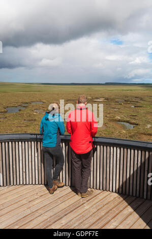 Junges Paar Blick auf Torfland Pools aus der Betrachtung Turm an der RSPB Dubh man Trail, Forsinard, Sutherland, Schottland. Stockfoto
