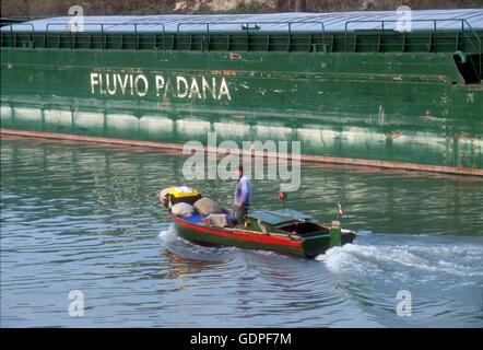 Pusher-Boot mit Barge für den Güterverkehr in der Navigation auf dem Fluss Po (Italien) Stockfoto