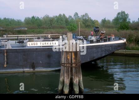 Pusher-Boot mit Barge für den Güterverkehr in der Navigation auf dem Fluss Po (Italien) Stockfoto