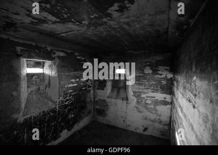 Zeigen Sie in einem kleinen geschlossenen Raum in einem alten WWII-Bunker in der Nähe von Lostau, Sachsen-Anhalt, Deutschland. Schwarz / weiß Bild. Stockfoto