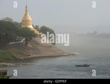 die Lawkananda-Pagode in der Landschaft des Flusses Ayeyarwady in Bagan in Myanmar in Südostasien. Stockfoto