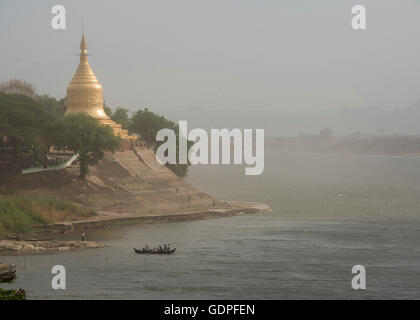 die Lawkananda-Pagode in der Landschaft des Flusses Ayeyarwady in Bagan in Myanmar in Südostasien. Stockfoto