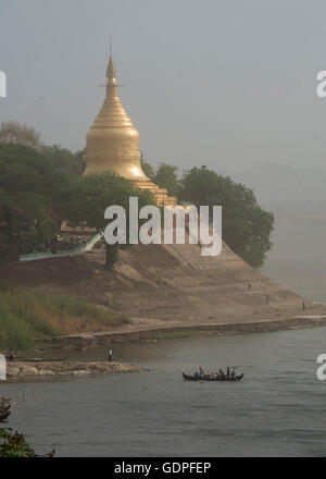 die Lawkananda-Pagode in der Landschaft des Flusses Ayeyarwady in Bagan in Myanmar in Südostasien. Stockfoto