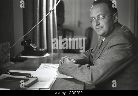 1930er Jahre, historisch, Konrad Henlein an seinem Schreibtisch. Henlein war zu diesem Zeitpunkt der führenden Sudeten deutsche Politiker in der Tschechoslowakei. Stockfoto