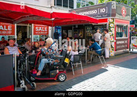 10 Espresso-Kaffee-Bar, ein sehr beliebtes Café in der Innenstadt, shopping-district in Middlesbrough Cleveland England UK Stockfoto