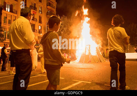 "San Joan´Bonfire. Fiesta de San Juan. In Diputacion Straße. Barcelona. Katalonien. Spanien. Stockfoto