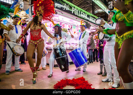 Karnevalsumzug, brasilianischen Stil, im Mercado de L´Abaceria Central, Trav de Gracia 186, Barcelona, Katalonien, Spanien. Stockfoto