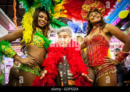 Karneval, brasilianischen Stil, im Mercado de L´Abaceria Central, Trav de Gracia 186, Barcelona, Katalonien, Spanien. Stockfoto