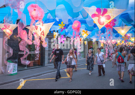 Providencia Straße geschmückt, während Gracia Festival.Barcelona, Katalonien, Spanien Stockfoto