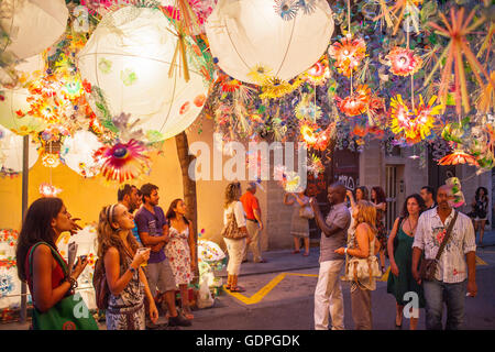 Joan Blanques Straße geschmückt, während Gracia Festival.Barcelona, Katalonien, Spanien Stockfoto