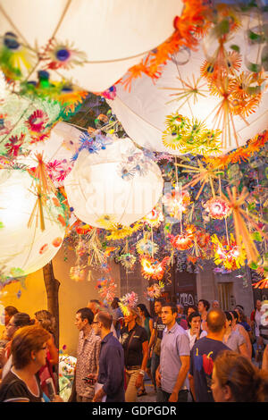 Joan Blanques Straße geschmückt, während Gracia Festival.Barcelona, Katalonien, Spanien Stockfoto