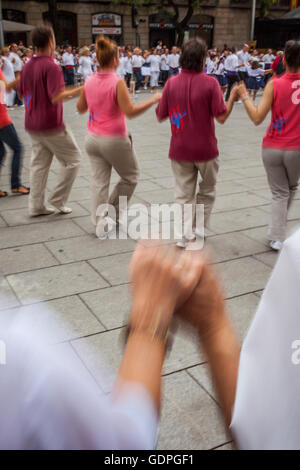 "Sardanes´ (traditionelle katalanische Tanz), in der Catedral Avenue während La Merce Festivals. Barcelona. Katalonien. Spanien Stockfoto