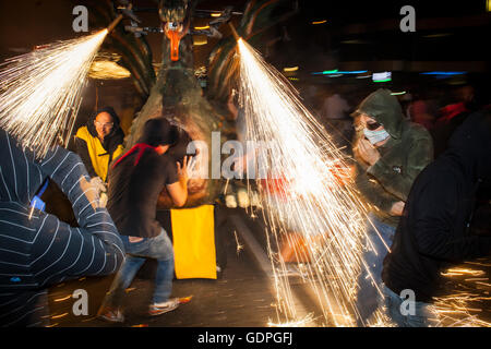 "Correfoc´, typisch katalanischen fest, in denen Drachen und Teufel mit Feuerwerk Tanz durch die Straßen bewaffnet. In Via Laiet Stockfoto