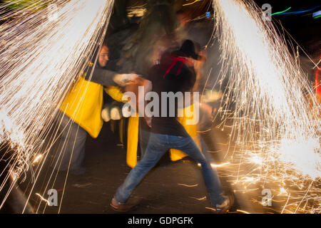 "Correfoc´, typisch katalanischen fest, in denen Drachen und Teufel mit Feuerwerk Tanz durch die Straßen bewaffnet. In Via Laiet Stockfoto