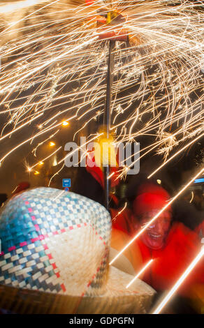 "Correfoc´, typisch katalanischen fest, in denen Drachen und Teufel mit Feuerwerk Tanz durch die Straßen bewaffnet. In Via Laiet Stockfoto