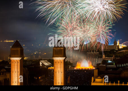 Feuerwerk auf der Avenida Reina Maria Cristina während La Merce Festiva, Barcelona. Katalonien. Spanien Stockfoto