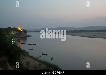 die Lawkananda-Pagode in der Landschaft des Flusses Ayeyarwady in Bagan in Myanmar in Südostasien. Stockfoto