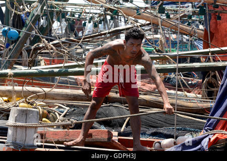 Menschen an der Pier in der Stadt Myeik im Süden in Myanmar in Südostasien. Stockfoto