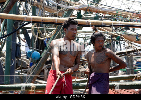 Menschen an der Pier in der Stadt Myeik im Süden in Myanmar in Südostasien. Stockfoto