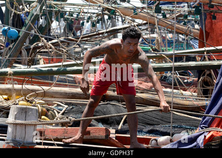 Menschen an der Pier in der Stadt Myeik im Süden in Myanmar in Südostasien. Stockfoto