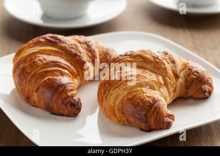 Schüssel mit frisch gebackenen französischen Croissants zum Frühstück Stockfoto