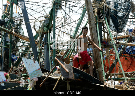 Menschen an der Pier in der Stadt Myeik im Süden in Myanmar in Südostasien. Stockfoto