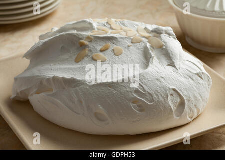 Frisch gebackene Baiser mit Mandeln Stockfoto