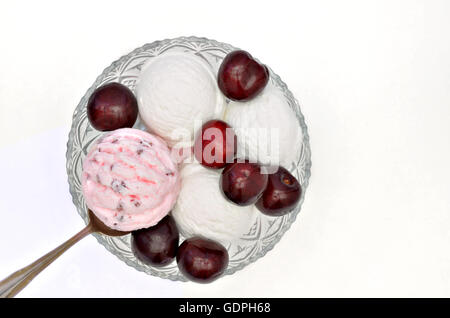 Kirsche Eis und Vanille-Eis mit frischen Kirschen in einer Schüssel, Nahaufnahme, Makro, weißer Hintergrund, flach zu legen Stockfoto