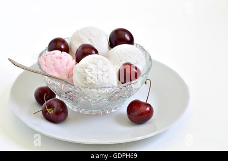 Kirsche Eis und Vanille-Eis mit frischen Kirschen in einer Schüssel, Nahaufnahme, Makro, weißer Hintergrund Stockfoto