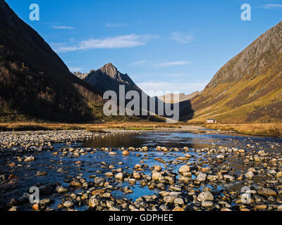 Herbst Szene, Mosdalen, Ørsta, Sunnmøre, Norwegen. aus der alten Zeit der Legenden, wo Trolle und Riesen lebten. Heute meist ein Naherholungsgebiet. Stockfoto