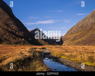 Herbst Szene, Mosdalen, Ørsta, Sunnmøre, Norwegen. aus der alten Zeit der Legenden, wo Trolle und Riesen lebten. Heute meist ein Naherholungsgebiet. Stockfoto