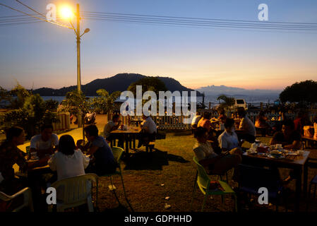 den Sonnenuntergang an der Straße Stand an der Küste der Andaman Meer von Myeik im Süden in Myanmar in Südostasien. Stockfoto