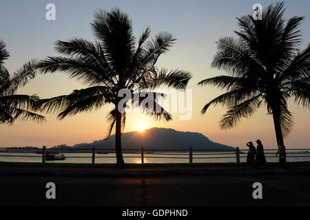 den Sonnenuntergang an der Straße Stand an der Küste der Andaman Meer von Myeik im Süden in Myanmar in Südostasien. Stockfoto