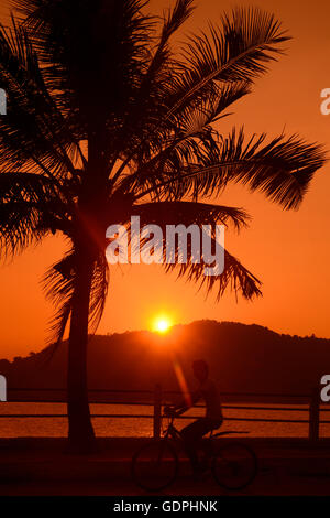 den Sonnenuntergang an der Straße Stand an der Küste der Andaman Meer von Myeik im Süden in Myanmar in Südostasien. Stockfoto