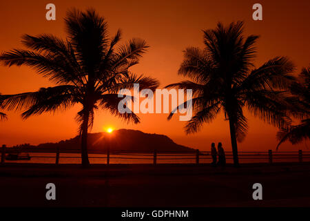 den Sonnenuntergang an der Straße Stand an der Küste der Andaman Meer von Myeik im Süden in Myanmar in Südostasien. Stockfoto