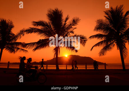 den Sonnenuntergang an der Straße Stand an der Küste der Andaman Meer von Myeik im Süden in Myanmar in Südostasien. Stockfoto